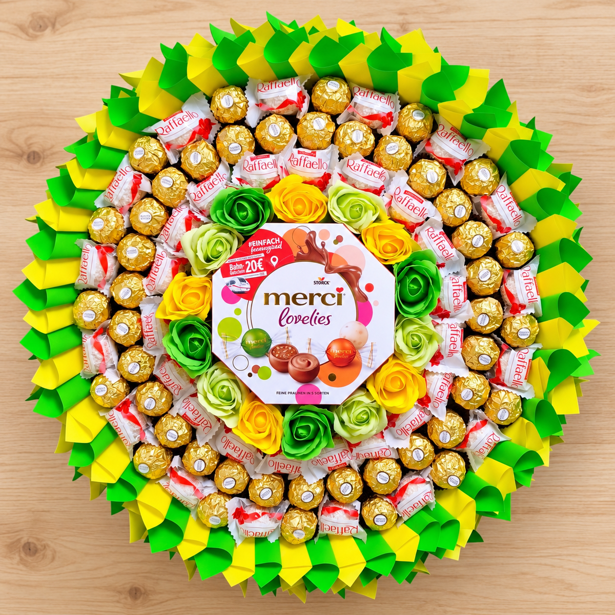 Sonnengold – Pralinenstrauß mit Merci Lovelies, Ferrero Rocher, Raffaello & Seifenrosen