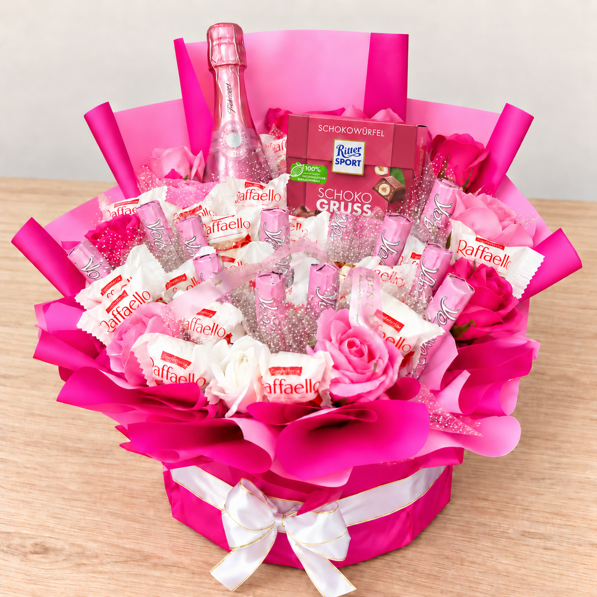 Luxus Geschenkbox mit Raffaello, Freixenet Rosé, Ritter Sport & Seifenrosen
