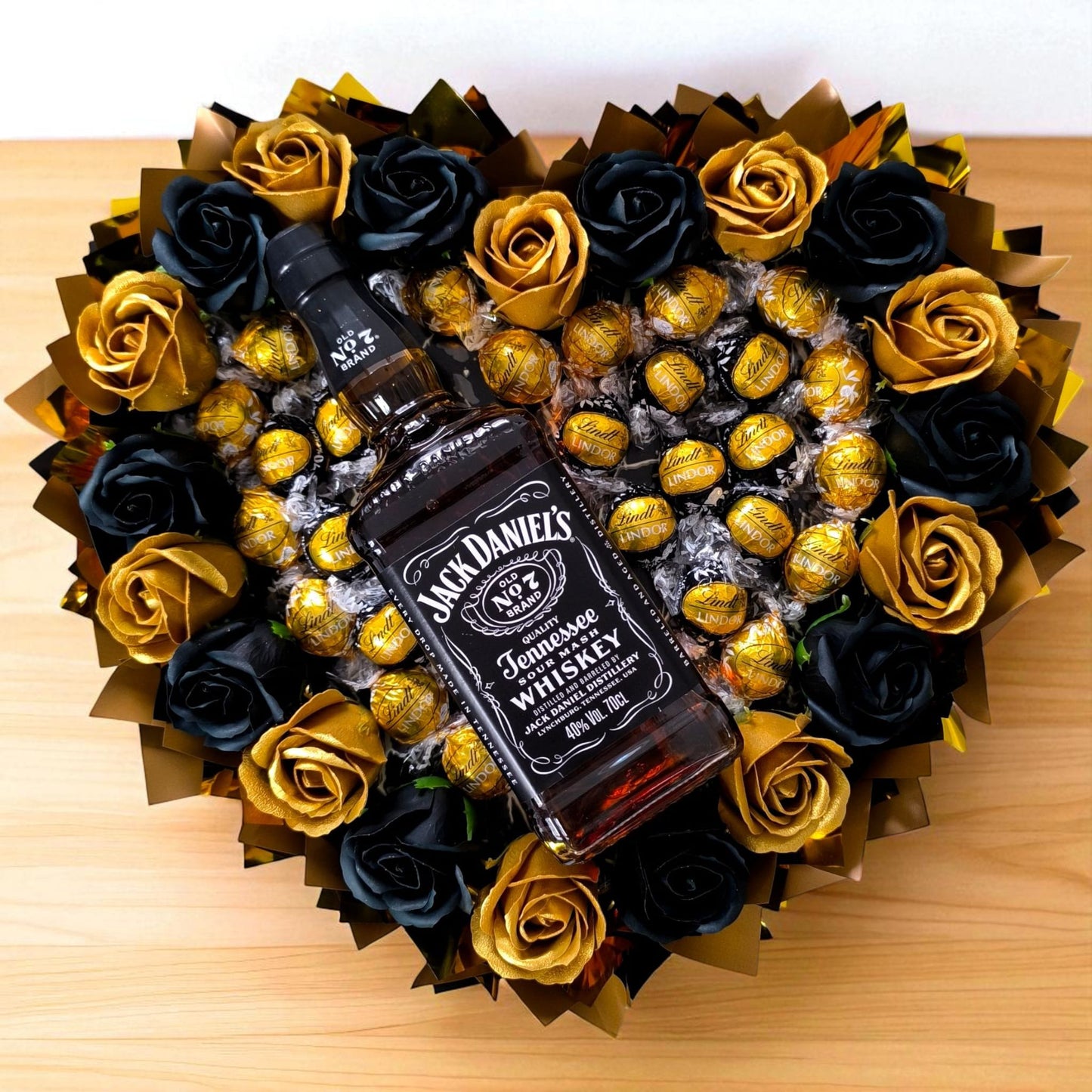Essbarer Männerstrauß – Jack Daniel’s Whiskey, Lindor Pralinen & Seifenrosen – Geschenk für Männer Geburtstag Vatertag