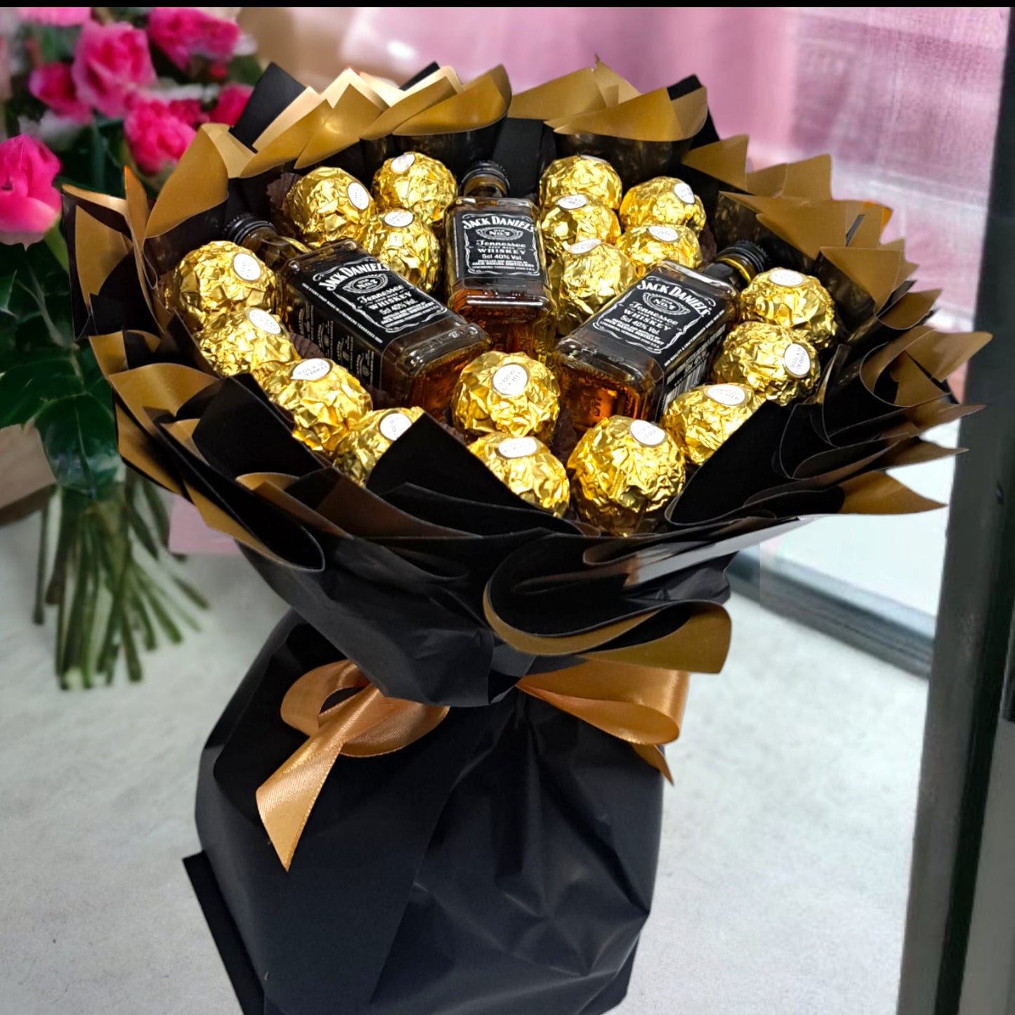 Kunstvoller Genuss – Exquisites Bouquet aus Jack Daniel's Whisky & Ferrero Pralinen