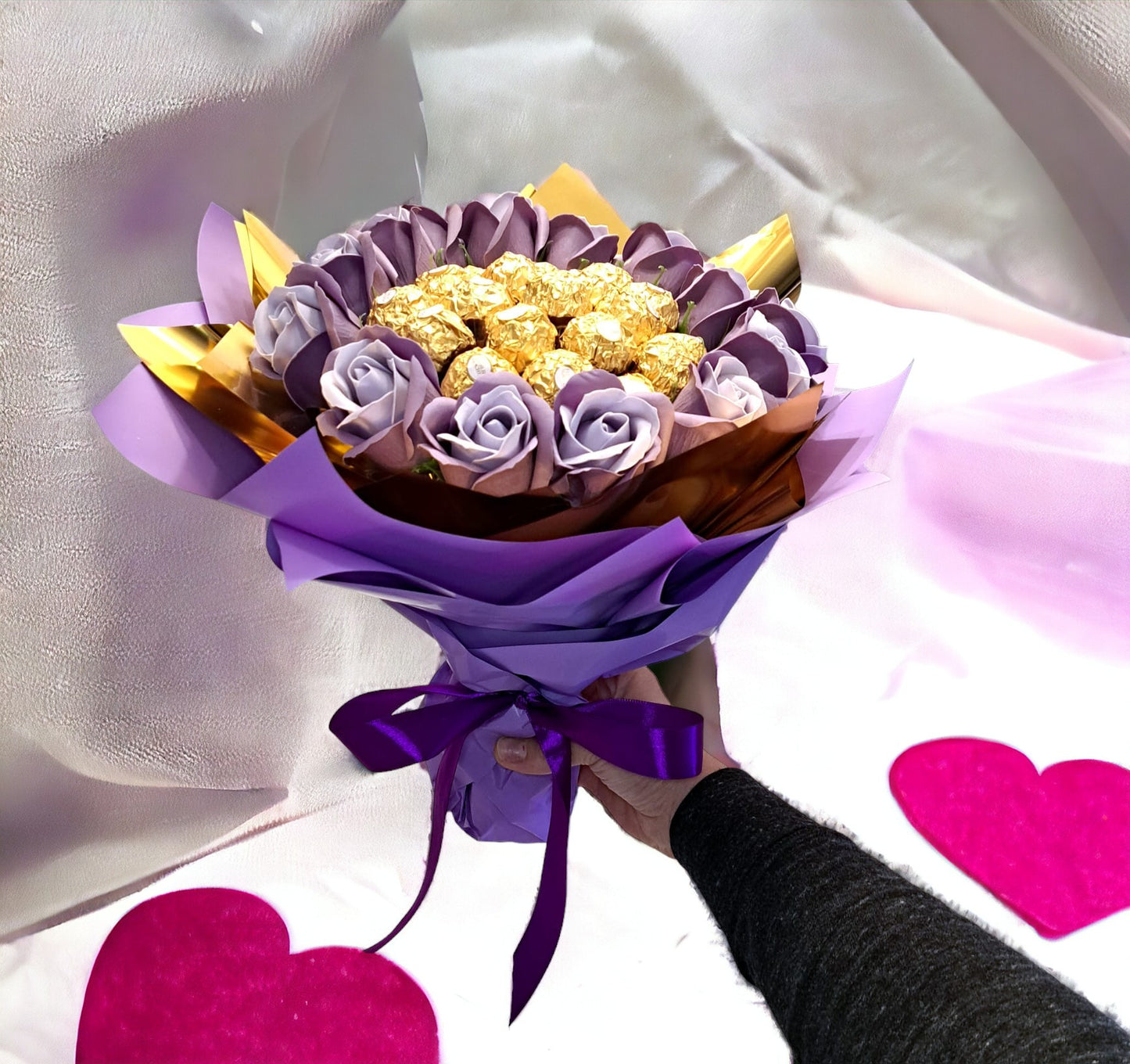 Romantischer Hochzeitsstrauß "Violett" – Mit Ferrero Rocher Pralinen und Seifenrosen