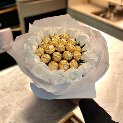 Exklusiver Brautstrauß in Weiß – Luxuriöse Ferrero Rocher Pralinen & Seifenrosen