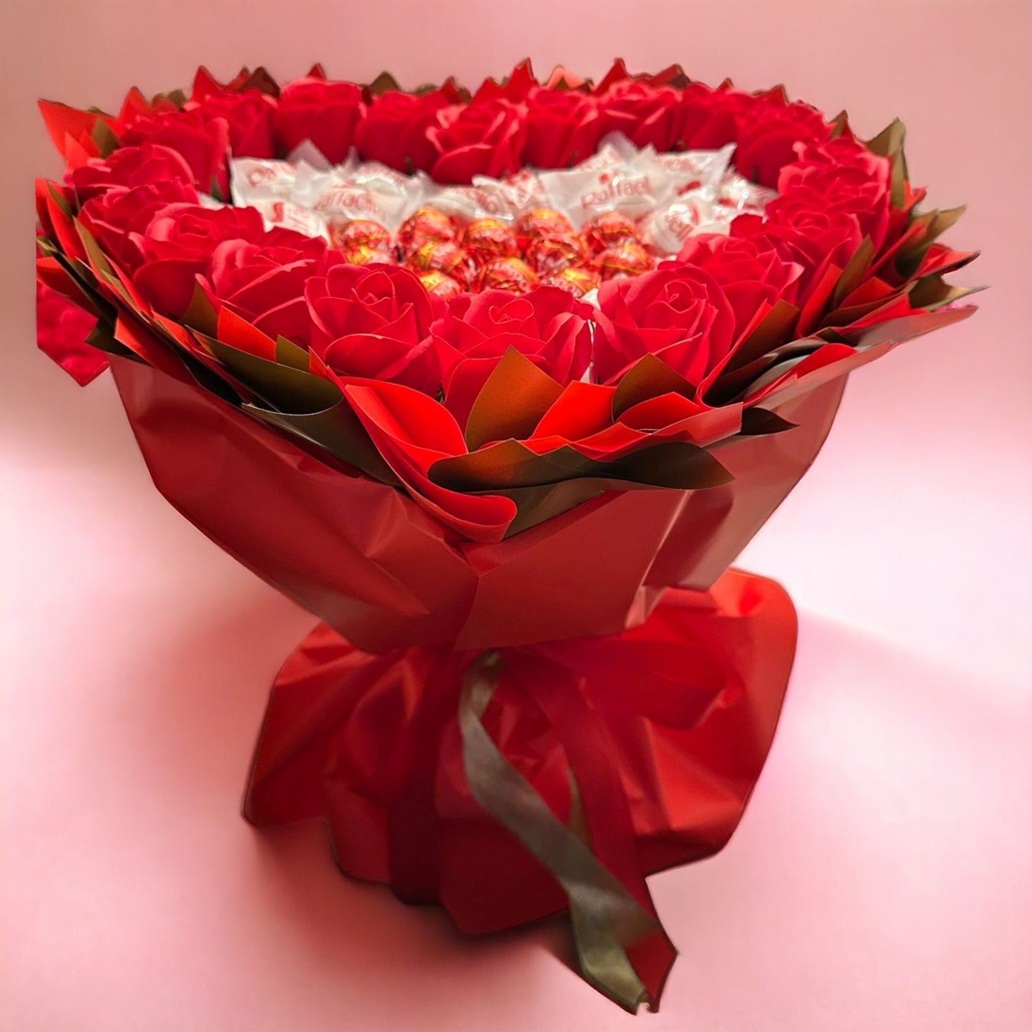 Heart-shaped bouquet with Raffaello, Lindt Lindor &amp; red roses – Romantic gift for special occasions 