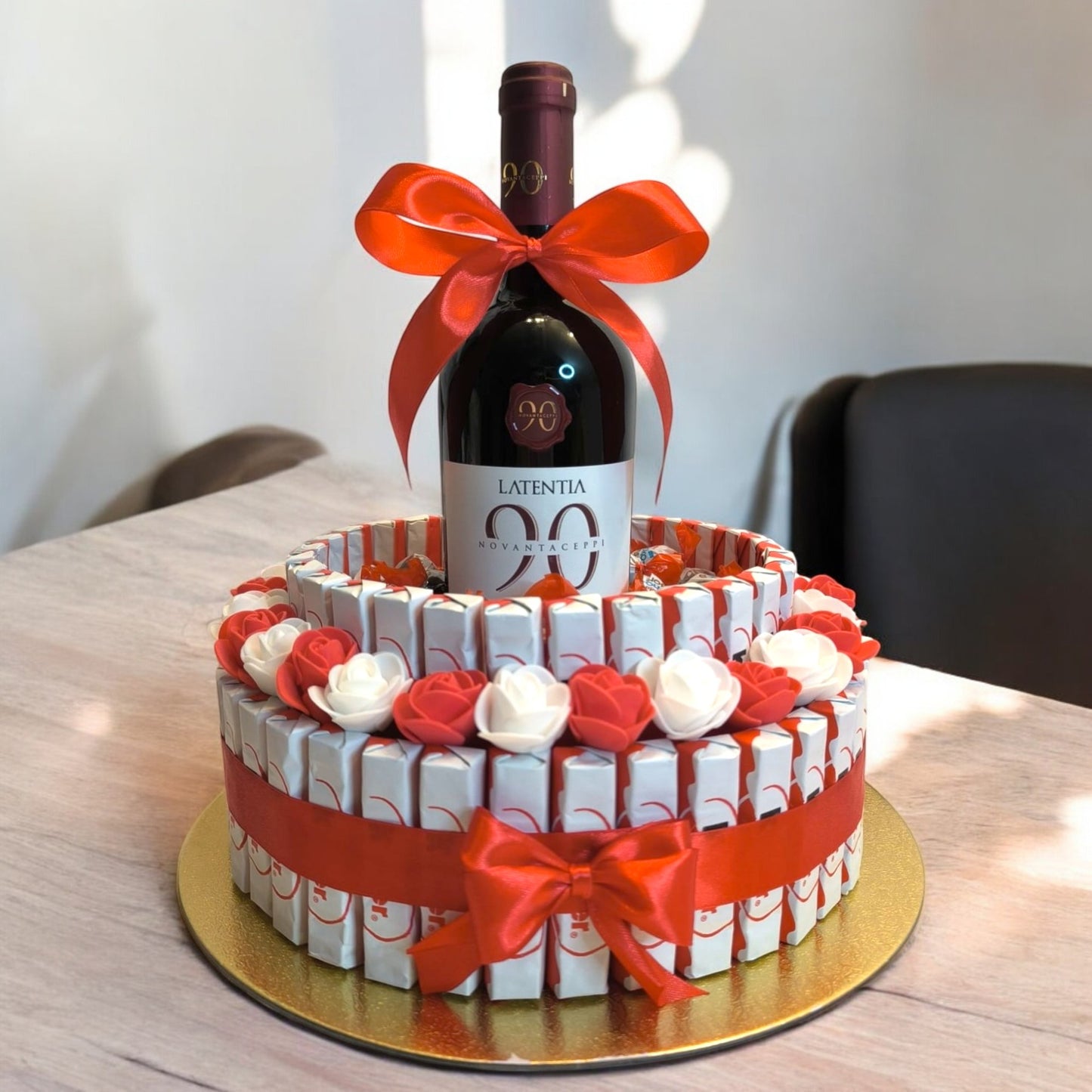 Exklusive Süßigkeiten-Torte mit Weinflasche - Perfektes Geschenk für besondere Anlässe