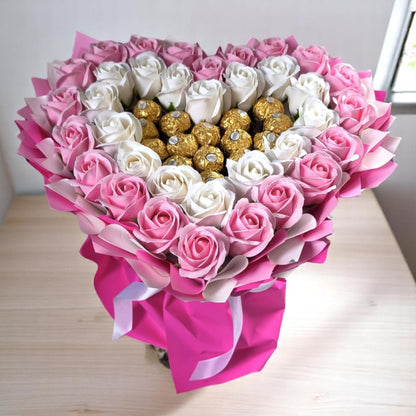 Herzförmiger Schokoladen- und Rosenstrauß – Geschenkidee für Geburtstag, Valentinstag, Muttertag – Ferrero Rocher & künstliche Rosen – romantisches Liebesgeschenk