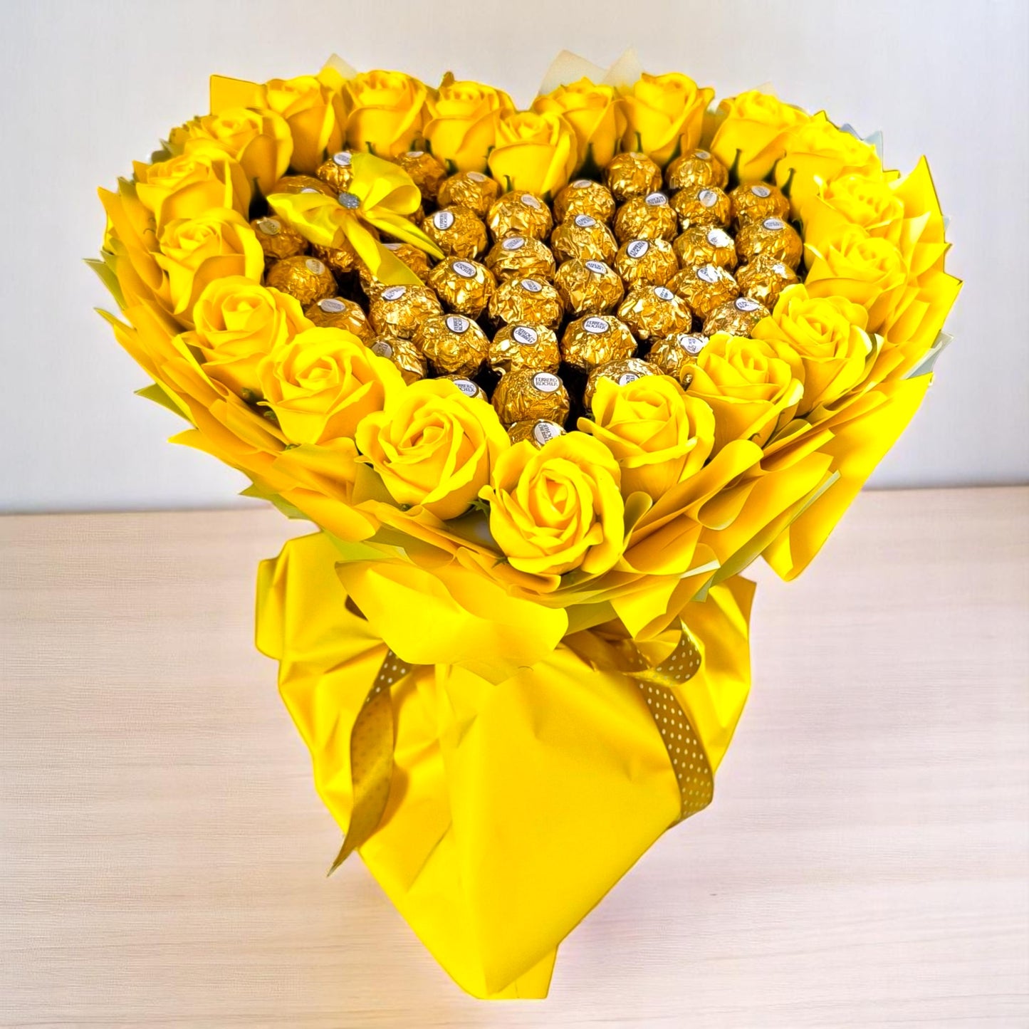 Herzförmiger Ferrero Rocher Schokoladenstrauß mit Gelben Rosen – Geschenkidee für Geburtstag, Jahrestag, Muttertag & Valentinstag