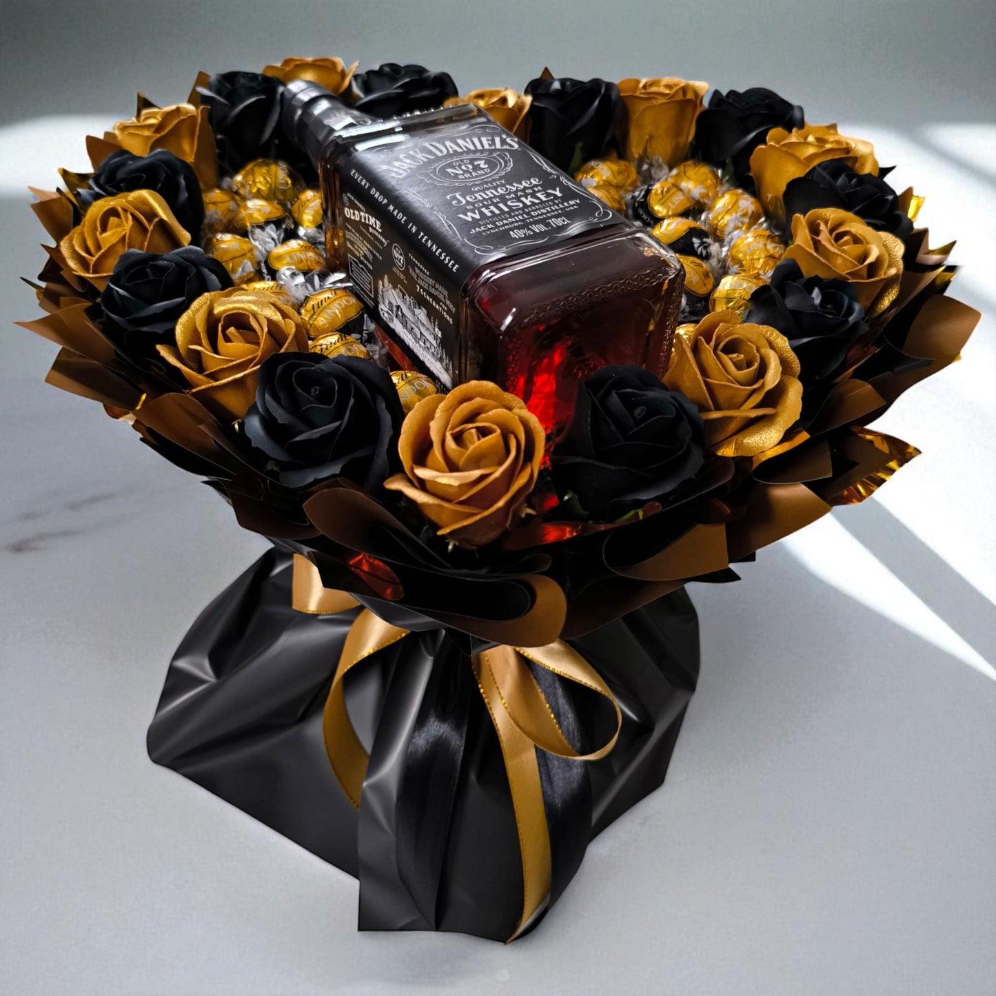 Essbarer Männerstrauß – Jack Daniel’s Whiskey, Lindor Pralinen & Seifenrosen – Geschenk für Männer Geburtstag Vatertag