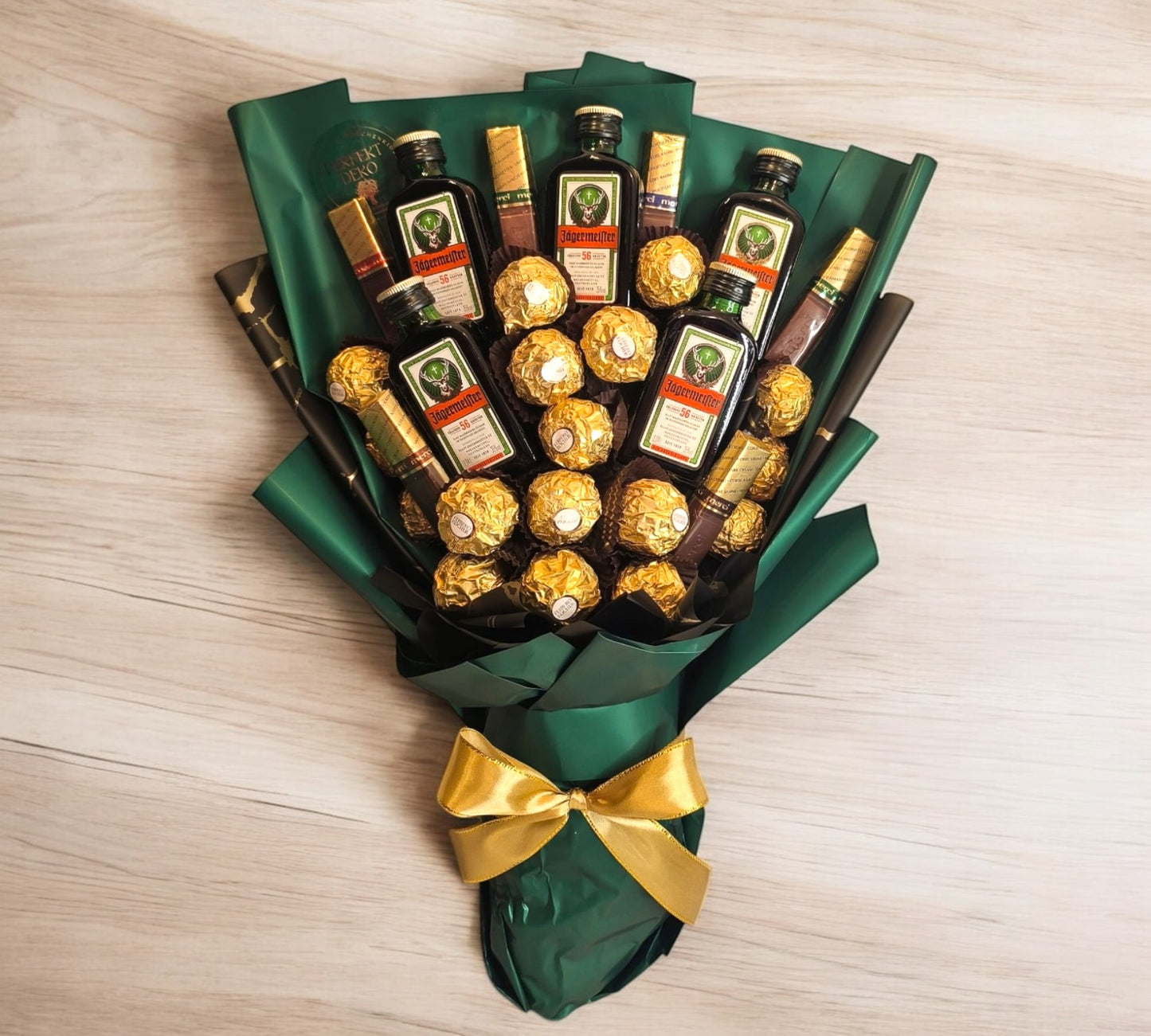 Essbarer Blumenstrauß "Jägermeister" – Exklusives Geschenk mit Jägermeister, Ferrero Rocher & Merci Schokolade