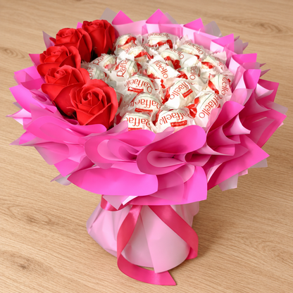 Raffaello Mini Pralinenstrauß mit roten Seifenrosen