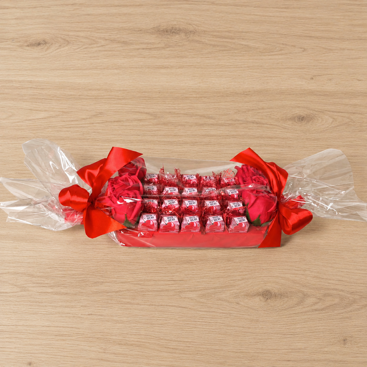 Mon Chéri Schokoladengeschenk mit roten Seifenrosen in Bonbonform