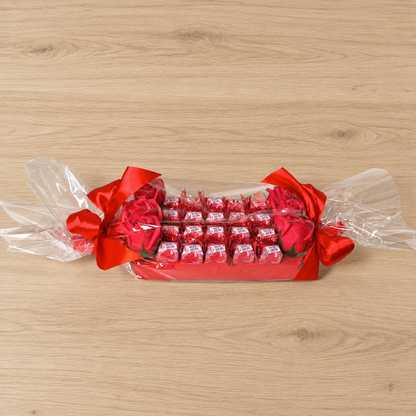 Mon Chéri Schokoladengeschenk mit roten Seifenrosen in Bonbonform