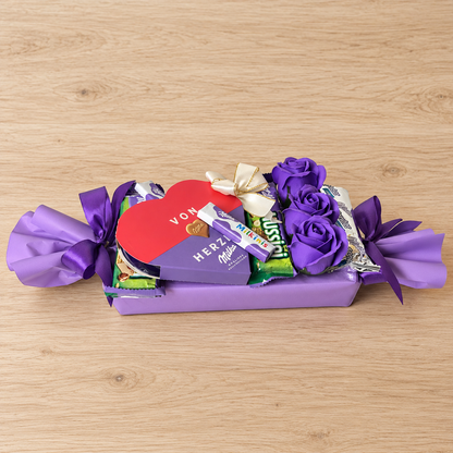 Milka Schokoladengeschenk in Bonbonform mit lila Seifenrosen