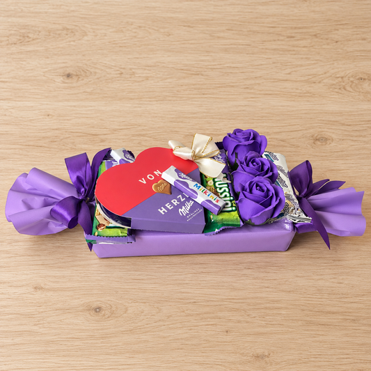 Milka Schokoladengeschenk in Bonbonform mit lila Seifenrosen