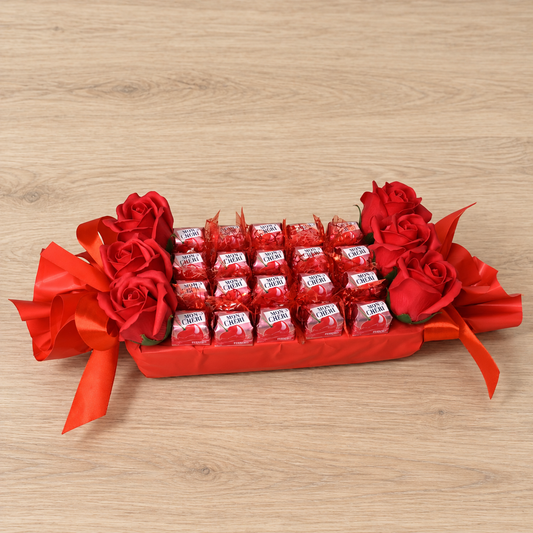 Mon Chéri Schokoladengeschenk mit roten Seifenrosen in Bonbonform