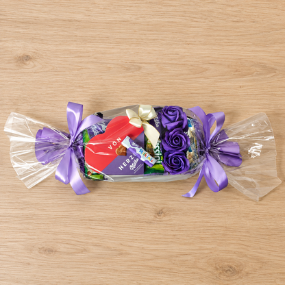 Milka Schokoladengeschenk in Bonbonform mit lila Seifenrosen