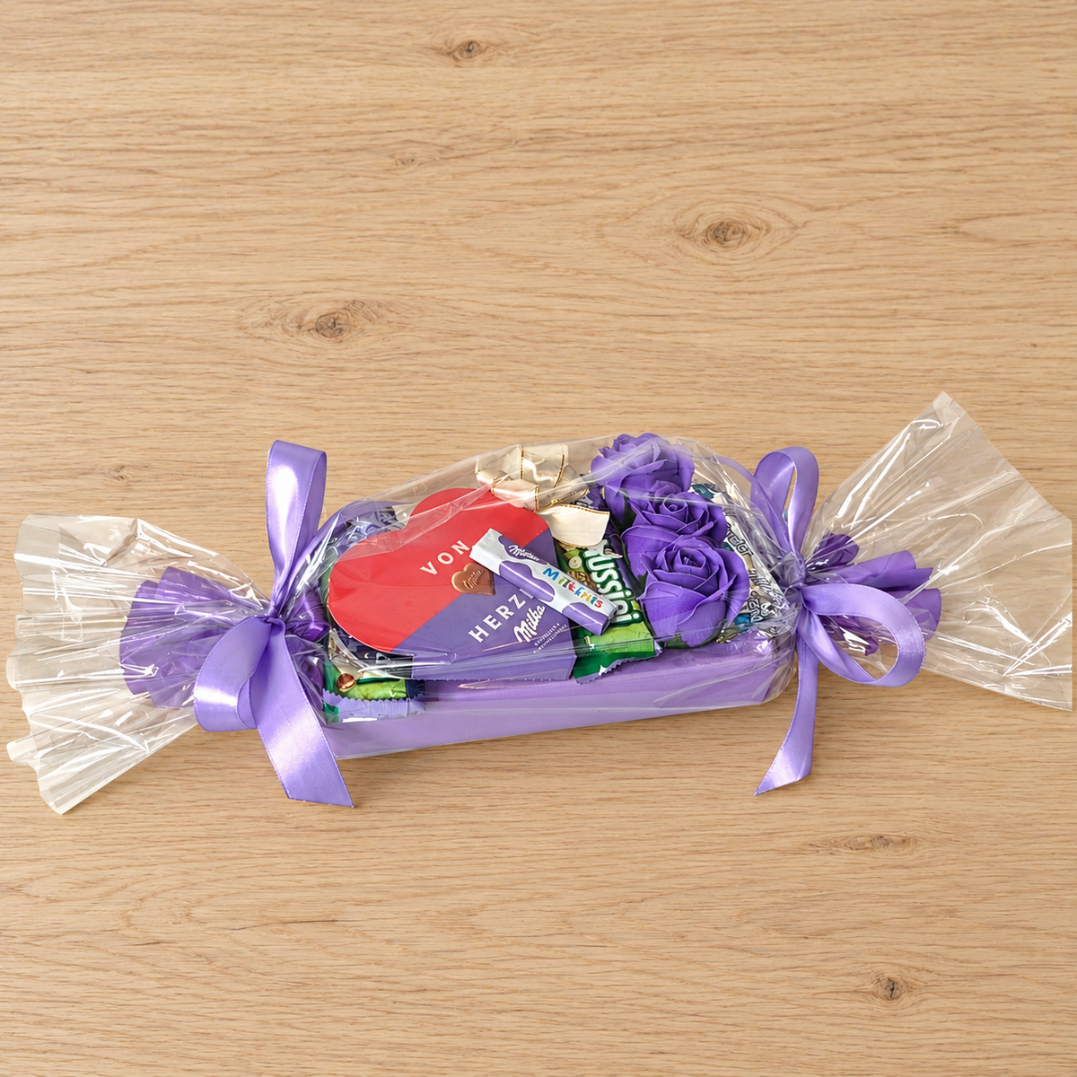 Milka Schokoladengeschenk in Bonbonform mit lila Seifenrosen