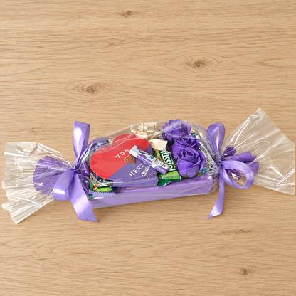 Milka Schokoladengeschenk in Bonbonform mit lila Seifenrosen