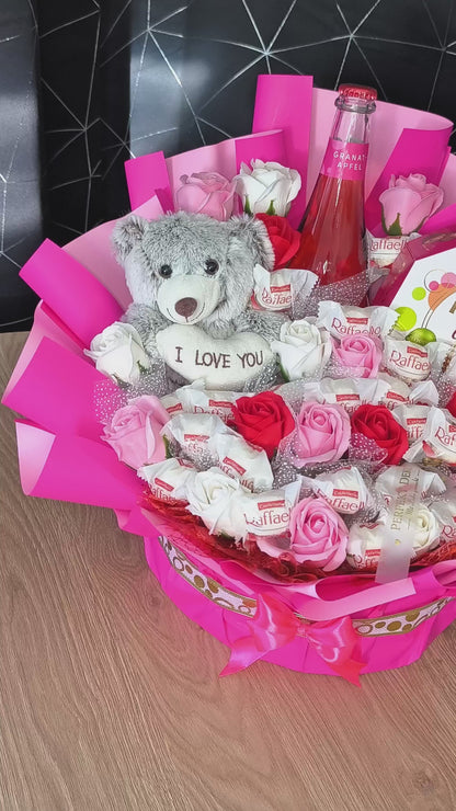 Luxury Geschenkbox Rosa mit Raffaello, Rotkäppchen Rosé, Teddybär & Merci Lovelies | Exklusive Geschenkbox für Frauen
