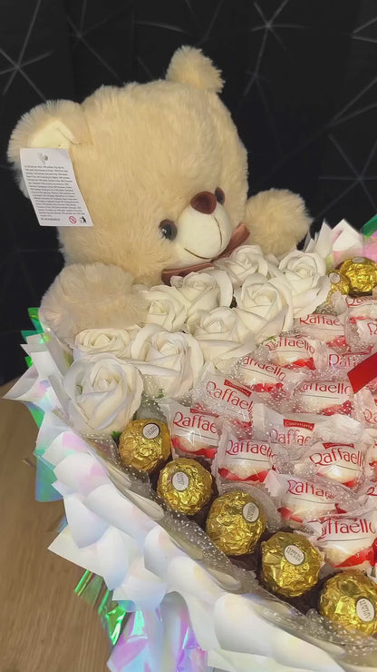 Herzförmiger Pralinenstrauß mit Teddybär – Raffaello & Ferrero Rocher als handgefertigte Geschenkidee