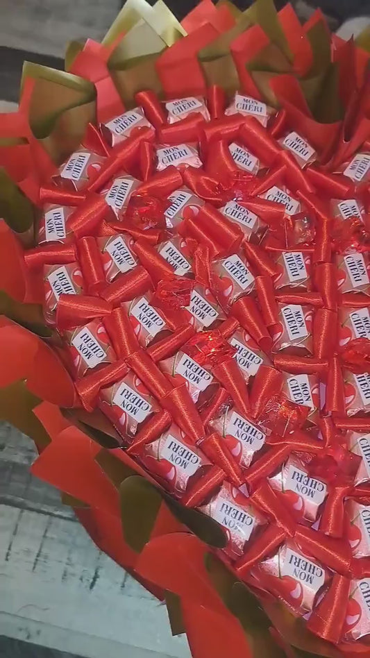 Majestätischer Herz-Genussstrauß "Mon Chéri" – Elegantes Pralinen-Geschenk für königliche Momente