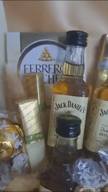 Essbarer Blumenstrauß "Jack Daniel's Honey" – Klassisches Geschenk mit Jack Daniel's Honey, Pralinen & Stil für besondere Anlässe