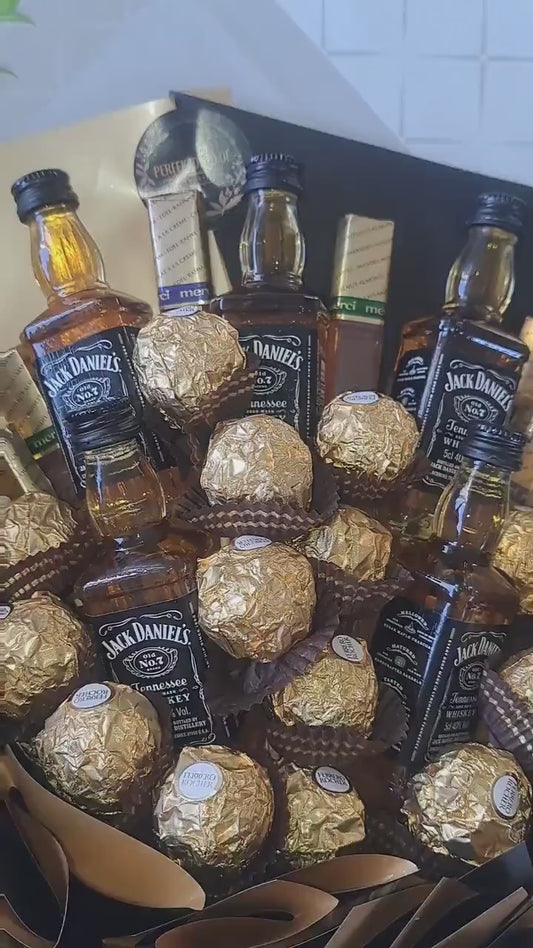 Essbarer Blumenstrauß "Jack Daniel's" – Exklusives Geschenk mit Jack Daniel's Miniaturen, Ferrero Rocher & Merci in edler Gold-Schwarz-Verpackung
