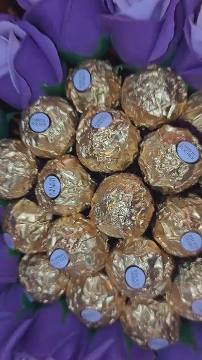 Romantischer Hochzeitsstrauß "Violett" – Mit Ferrero Rocher Pralinen und Seifenrosen