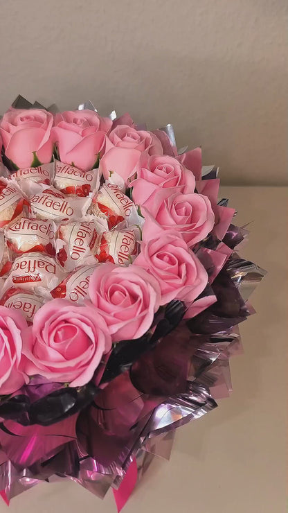 Raffaello Geschenk Strauss mit Seifenrosen – Süßer Pralinen Strauss Geschenkidee für Geburtstag, Valentinstag & Muttertag