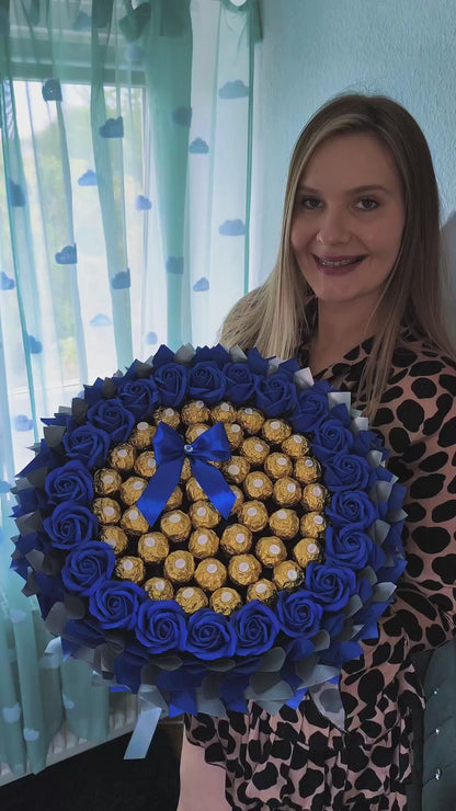 Blauer Ferrero Rocher Strauss mit Seifenrosen – Edles Schokoladengeschenk