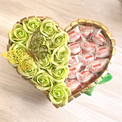 Herzförmige Pralinentorte „Raffaello Grün“ mit grünen Seifenrosen