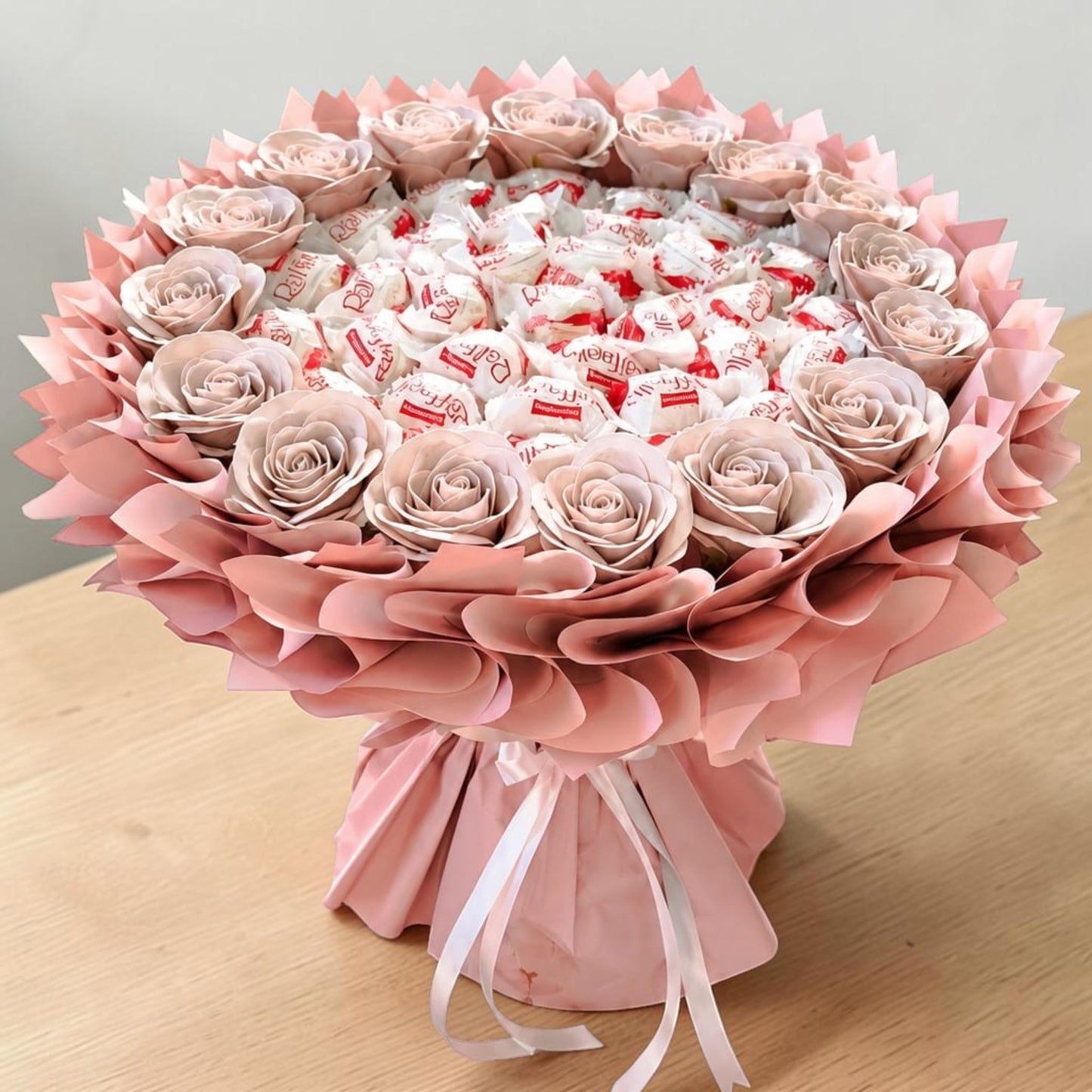 Raffaello Strauß mit Vintage Seifenrosen – Elegantes Geschenk zum Geburtstag