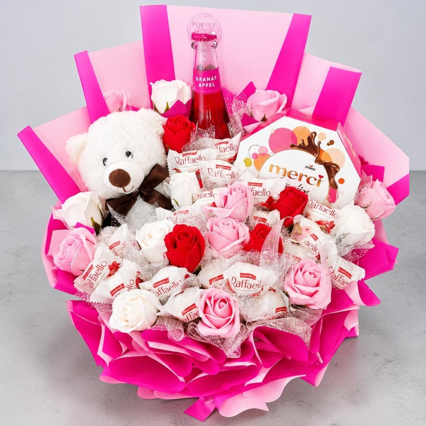 Luxury Geschenkbox Rosa mit Raffaello, Rotkäppchen Rosé, Teddybär & Merci Lovelies | Exklusive Geschenkbox für Frauen