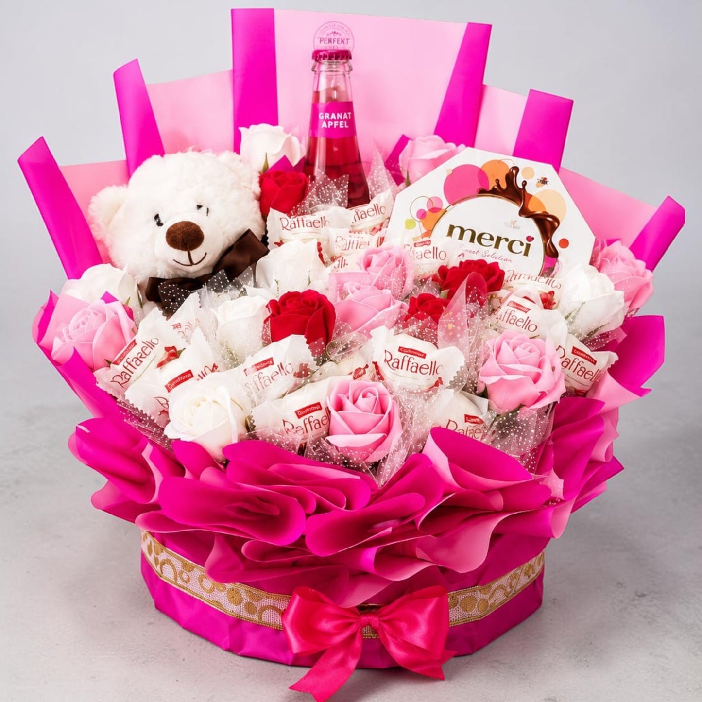 Luxury Geschenkbox Rosa mit Raffaello, Rotkäppchen Rosé, Teddybär & Merci Lovelies | Exklusive Geschenkbox für Frauen