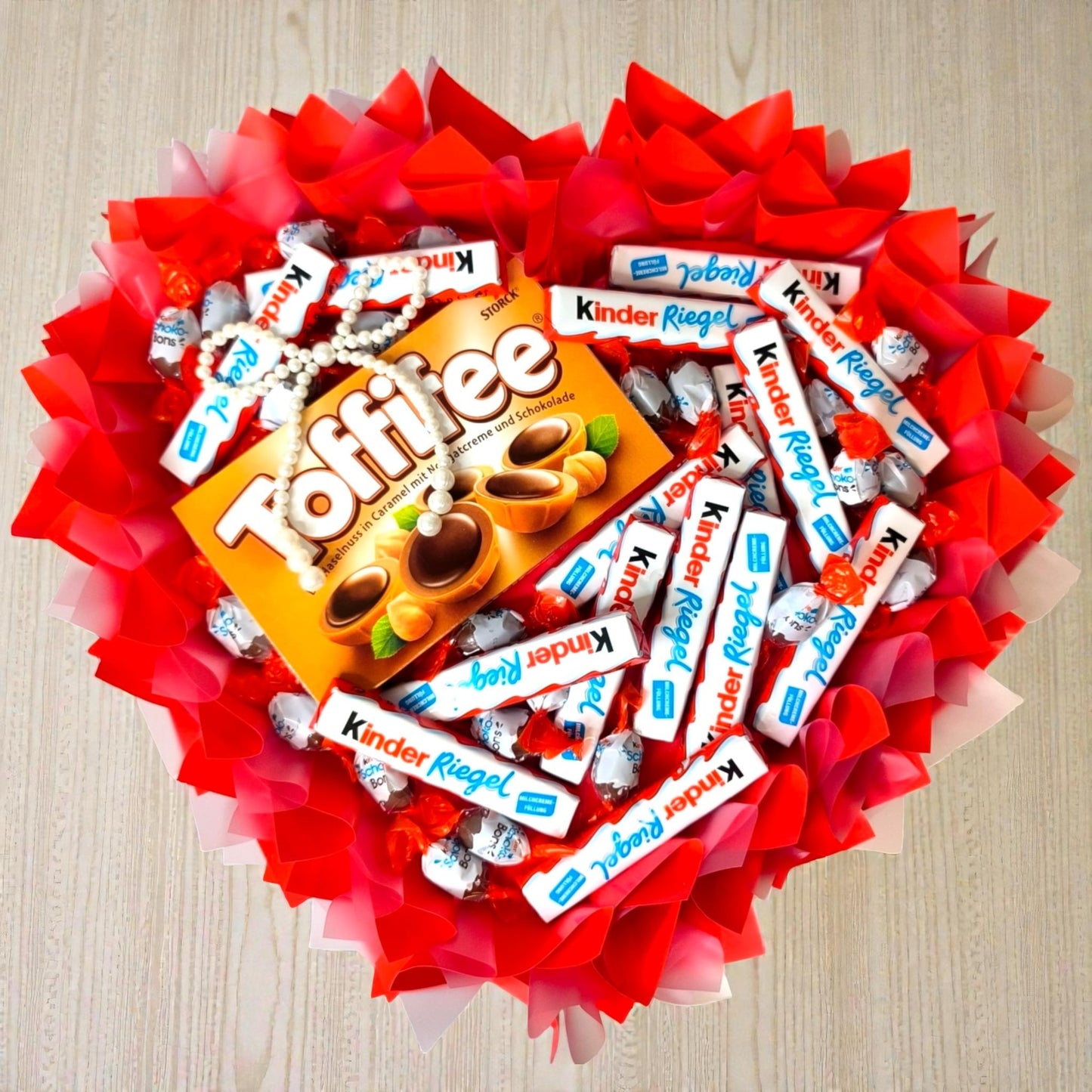 Kinder Riegel & Toffifee Strauss Herzform – Essbarer Strauss mit Pralinen und Schokolade – Geschenkidee für Frauen & Männer