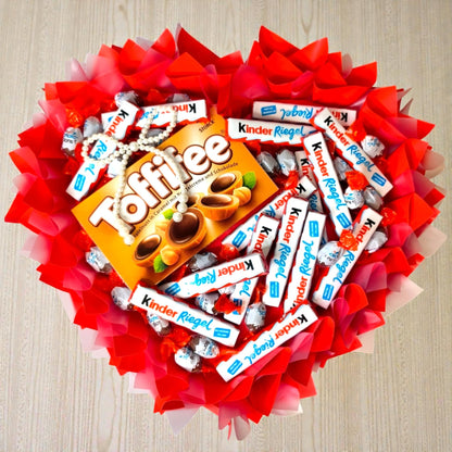 Kinder Riegel & Toffifee Strauss Herzform – Essbarer Strauss mit Pralinen und Schokolade – Geschenkidee für Frauen & Männer