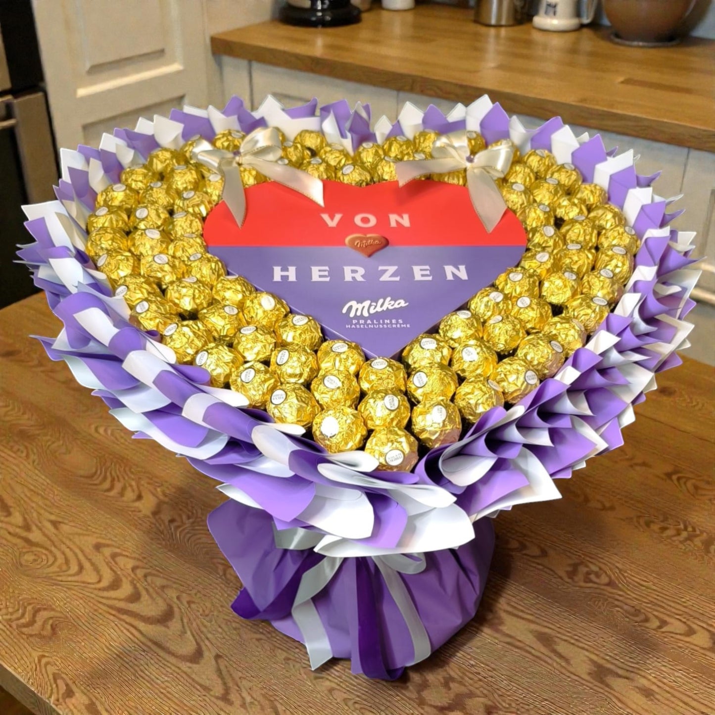 Ferrero Rocher Herz Strauss Deluxe XL mit Milka Pralinen – großer Schokoladenstrauss Herzform lila gold Geschenk