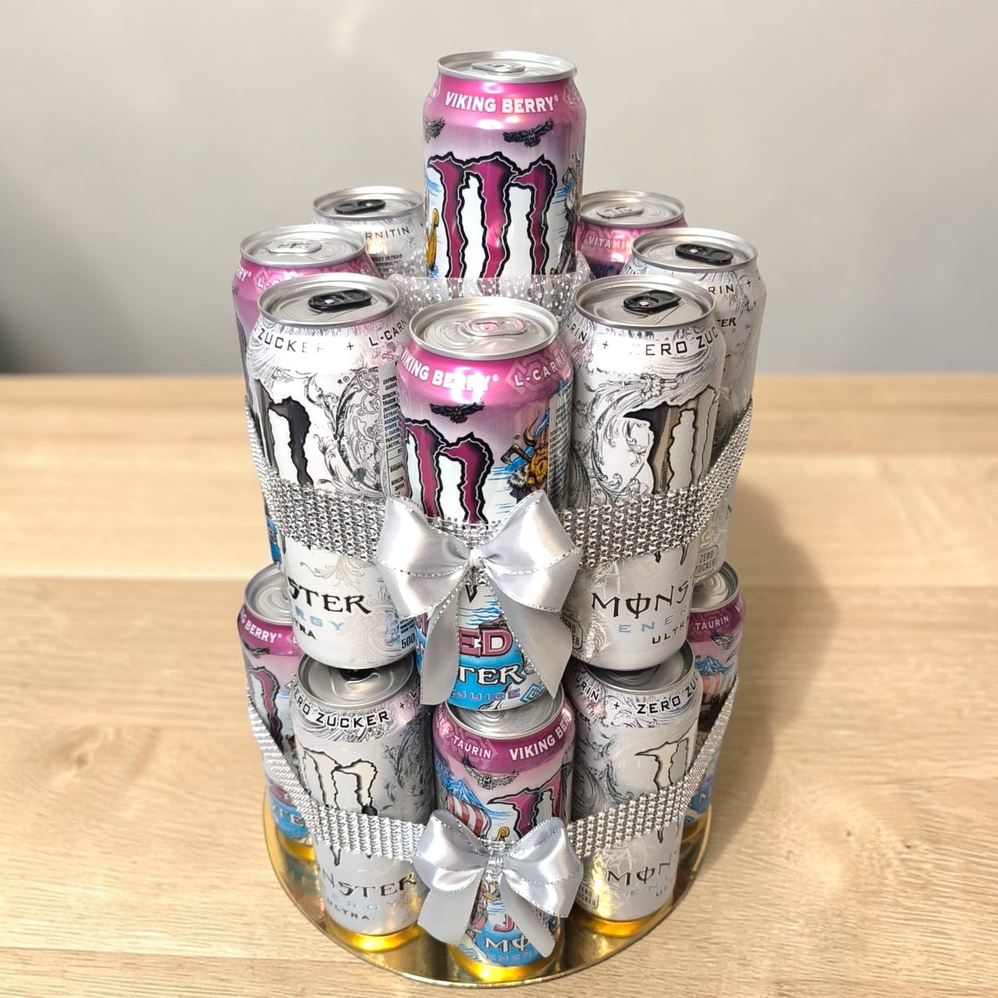 Energy Drink Tower mit Monster Ultra White und Viking Berry Geschenk Set – Energie Drink Geschenk Idee für Männer Geburtstag Party Überraschung