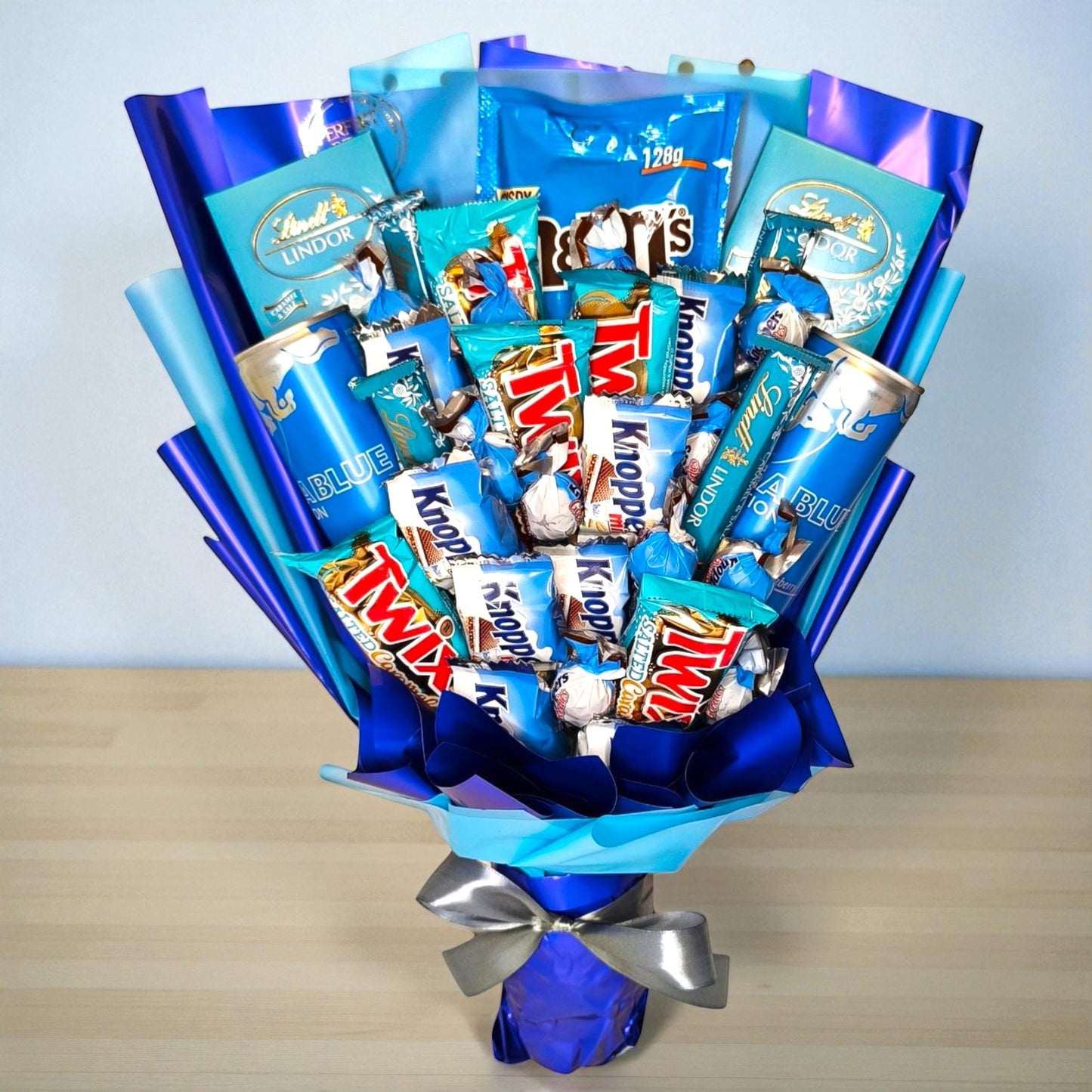 Schokoladenstrauß "Blaues Süßigkeiten-Bouquet" – Geschenkbox mit Twix, Knoppers, Lindt & Red Bull