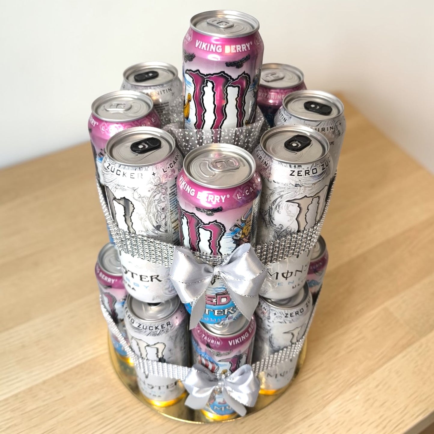 Energy Drink Tower mit Monster Ultra White und Viking Berry Geschenk Set – Energie Drink Geschenk Idee für Männer Geburtstag Party Überraschung