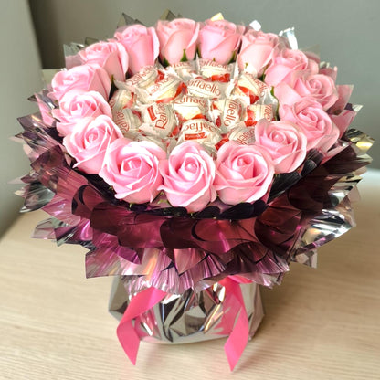 Raffaello Geschenk Strauss mit Seifenrosen – Süßer Pralinen Strauss Geschenkidee für Geburtstag, Valentinstag & Muttertag