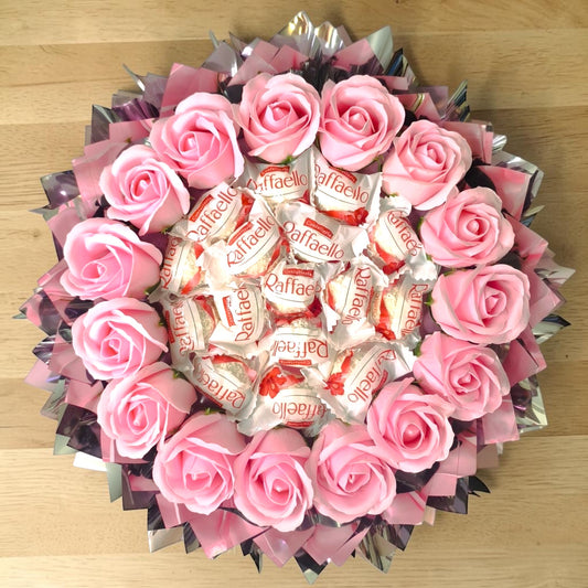 Raffaello Geschenk Strauss mit Seifenrosen – Süßer Pralinen Strauss Geschenkidee für Geburtstag, Valentinstag & Muttertag