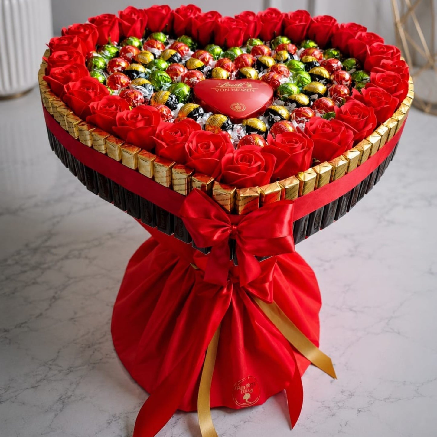 Queen Heart – Exklusiver Lindt Lindor Pralinenstrauß mit Seifenrosen