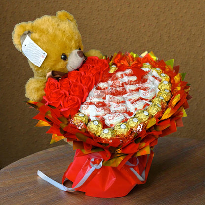 Herzförmiger Pralinenstrauß mit Teddybär, Raffaello und Ferrero Rocher
