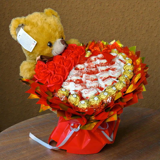 Herzförmiger Pralinenstrauß mit Teddybär, Raffaello und Ferrero Rocher