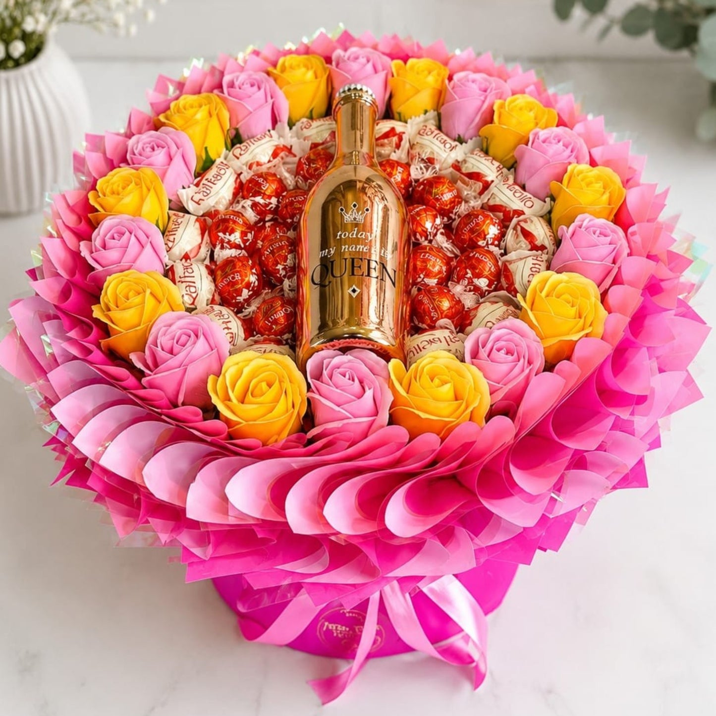 Geschenkstrauß mit Queen Wein, Raffaello und Lindor