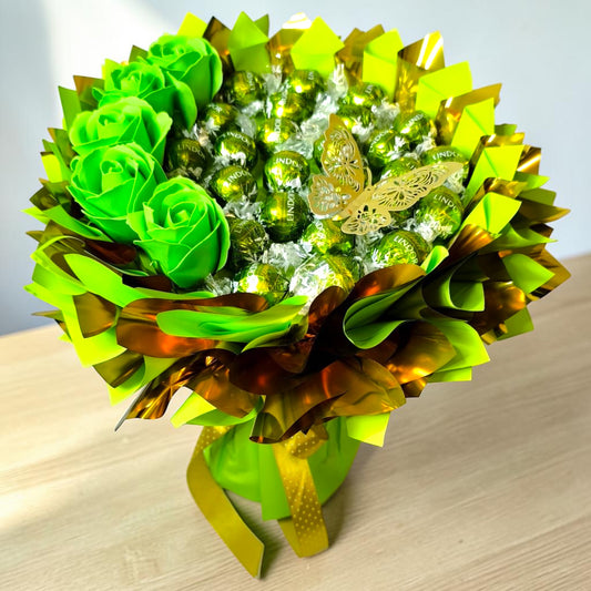 Elegance meets pleasure – bouquet of green soap roses &amp; Lindt Lindor pistachio pralines
