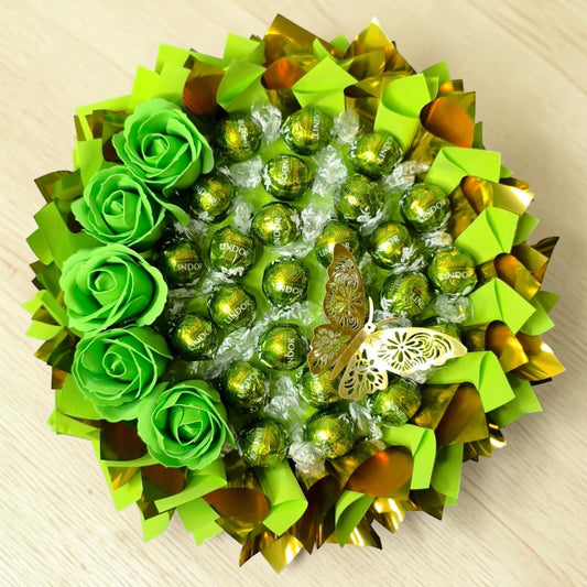 Elegance meets pleasure – bouquet of green soap roses &amp; Lindt Lindor pistachio pralines