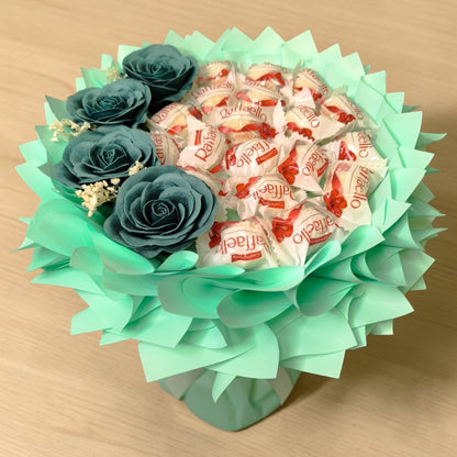 Raffaello Geschenk Strauss mit Vintage Seifenrosen – Süßer Pralinen Strauss Geschenkidee für Geburtstag, Valentinstag & Muttertag