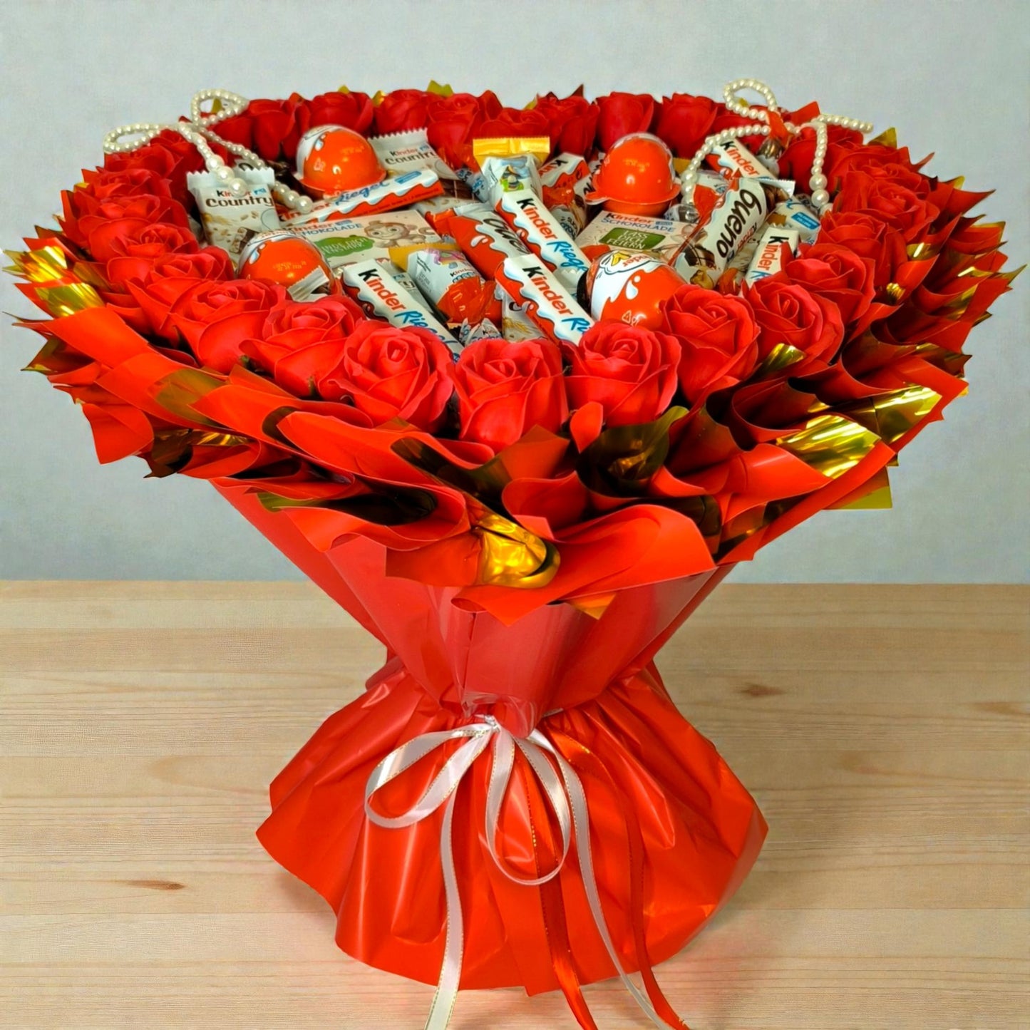 Deluxe XL Herz Pralinenstrauß mit Kinder Schokolade & roten Seifenrosen – Exklusives Geschenk