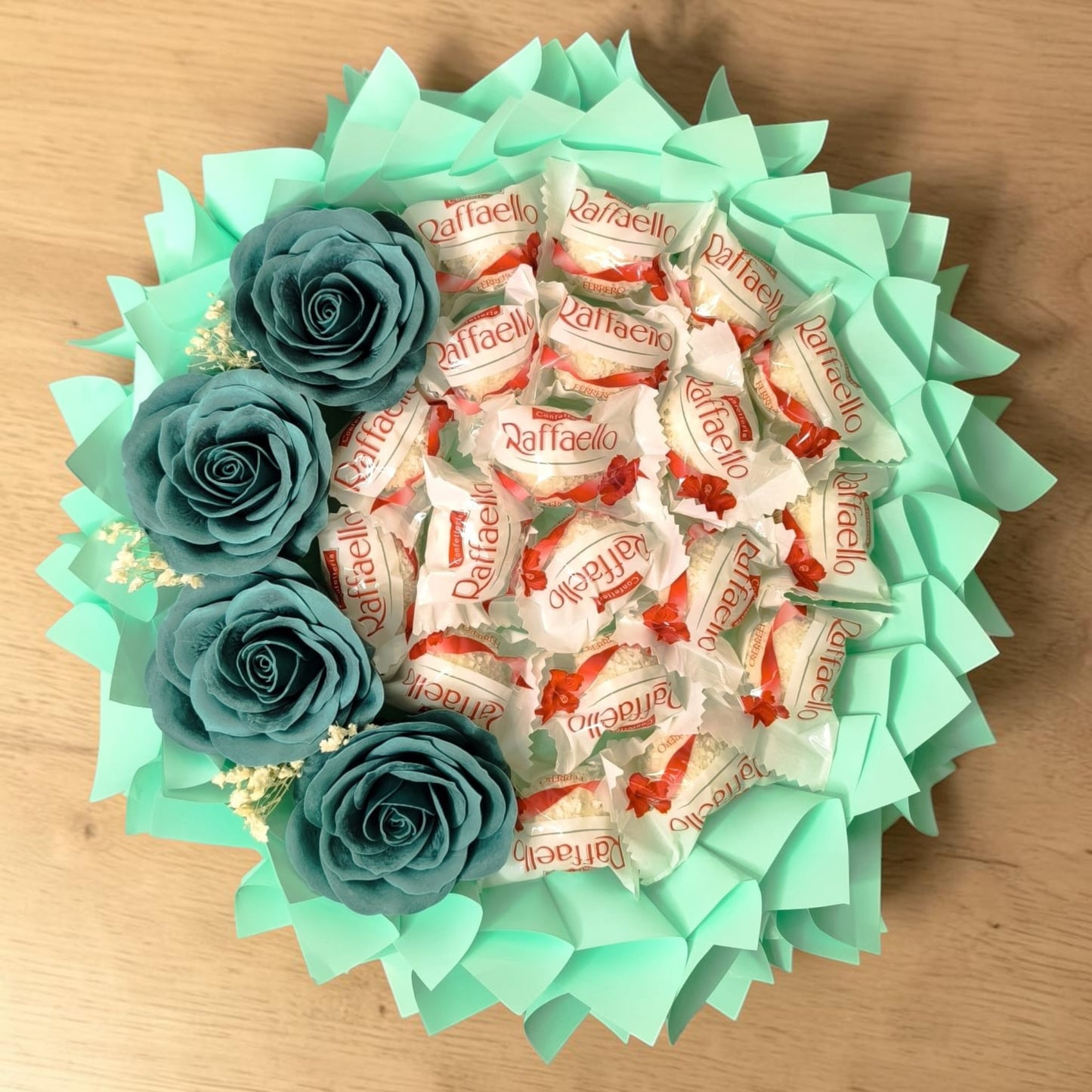 Raffaello Geschenk Strauss mit Vintage Seifenrosen – Süßer Pralinen Strauss Geschenkidee für Geburtstag, Valentinstag & Muttertag